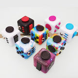 Cube anti-stress violet magnétique avec multiboutons